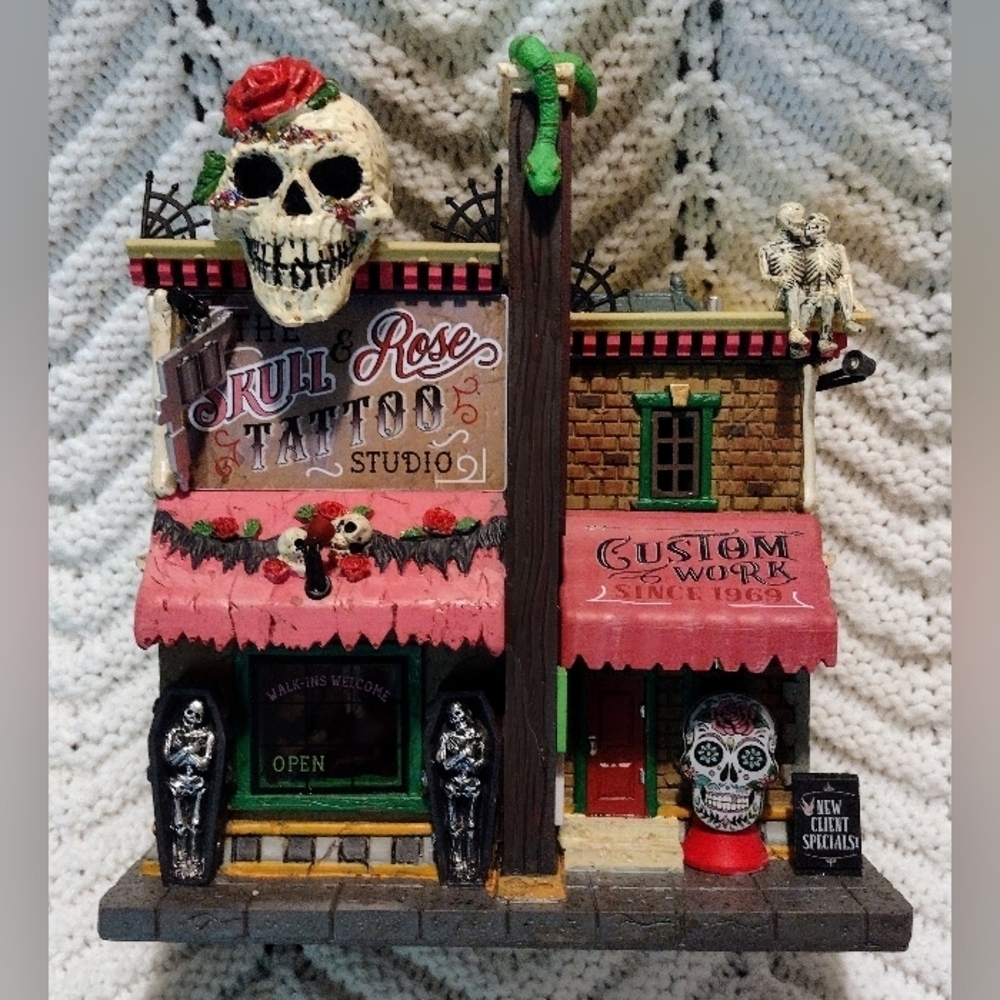 Lemax Spooky Town THE  SKULL AND ROSE TATTOO STUDIO #15751 Lighted Village
